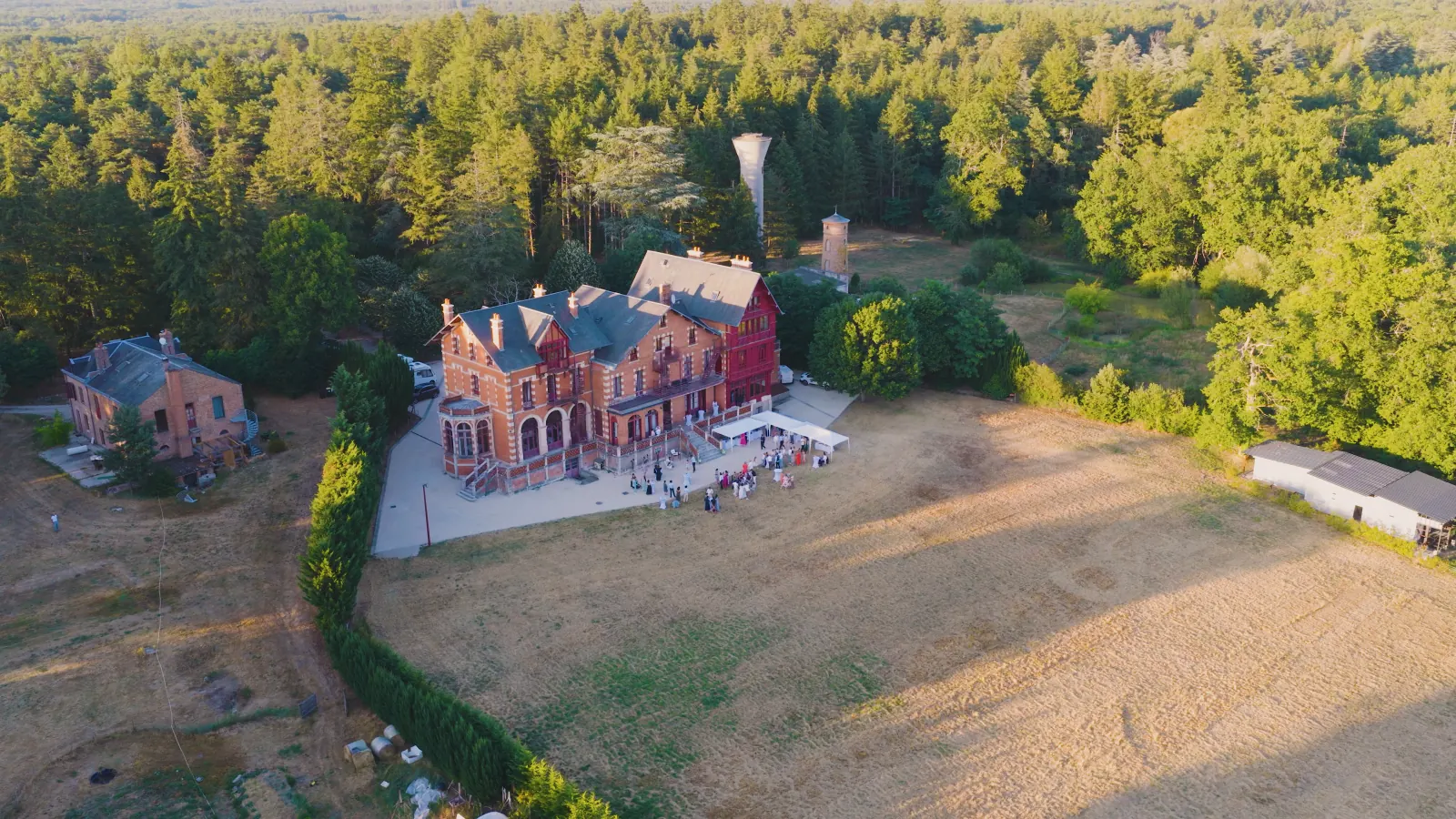La Luzière : vue aérienne du château au coucher du soleil