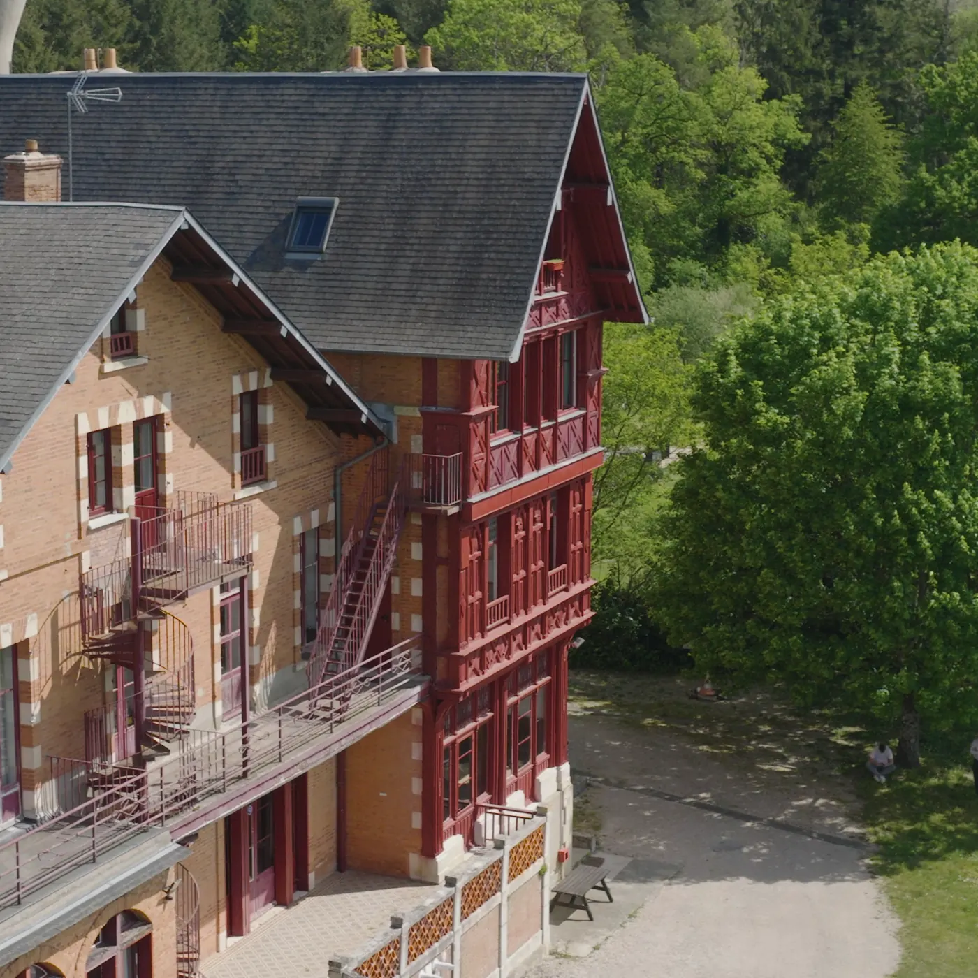 La Luzière : les galeries en bois rouge de la façade
