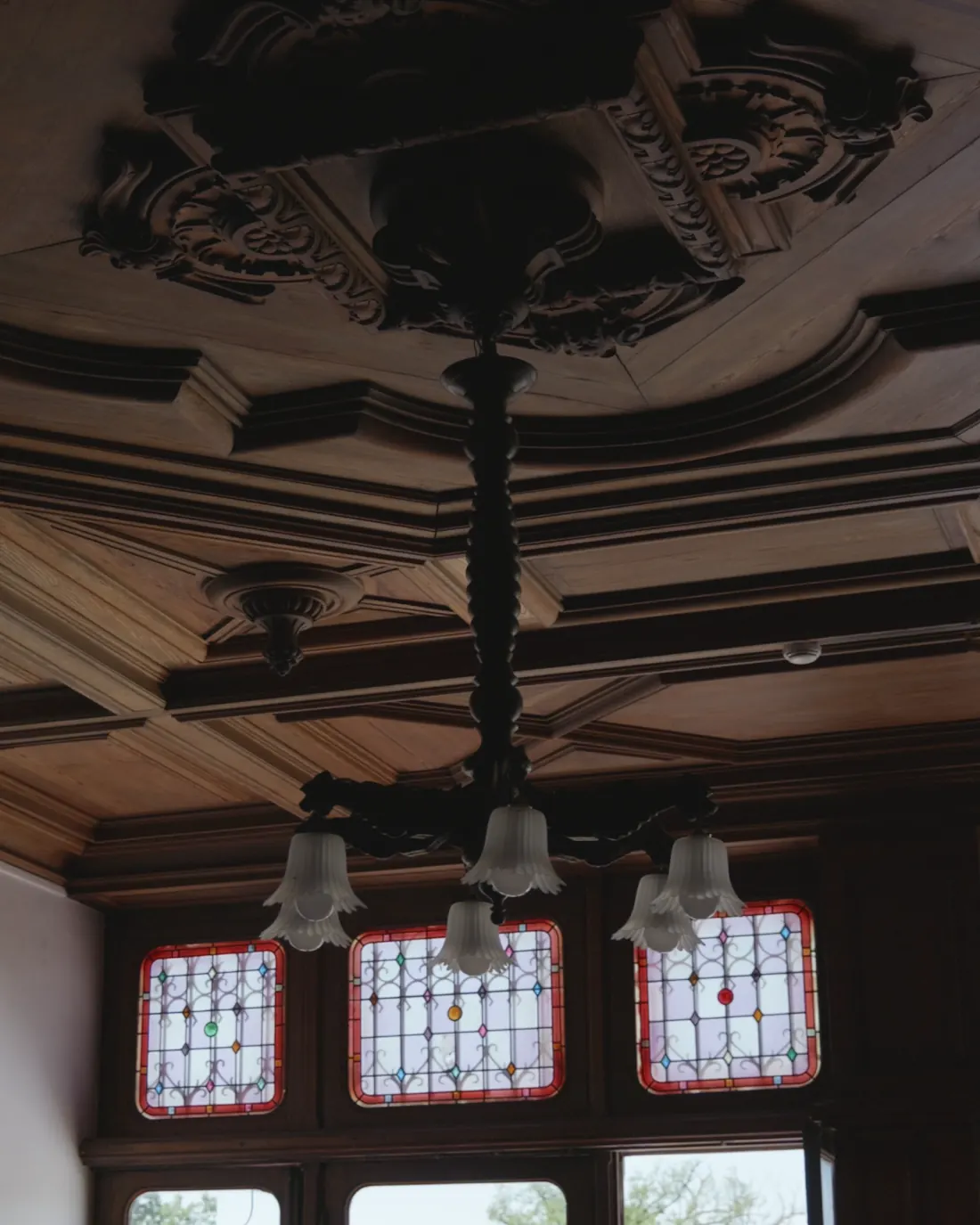 La Luzière : lustre, plafond à caissons en bois et vitraux