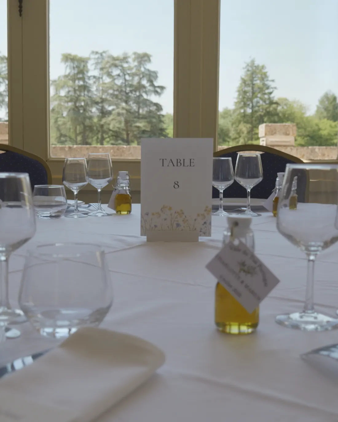 Mariage à La Luzière : une table dressée pour le dîner dans la salle de réception