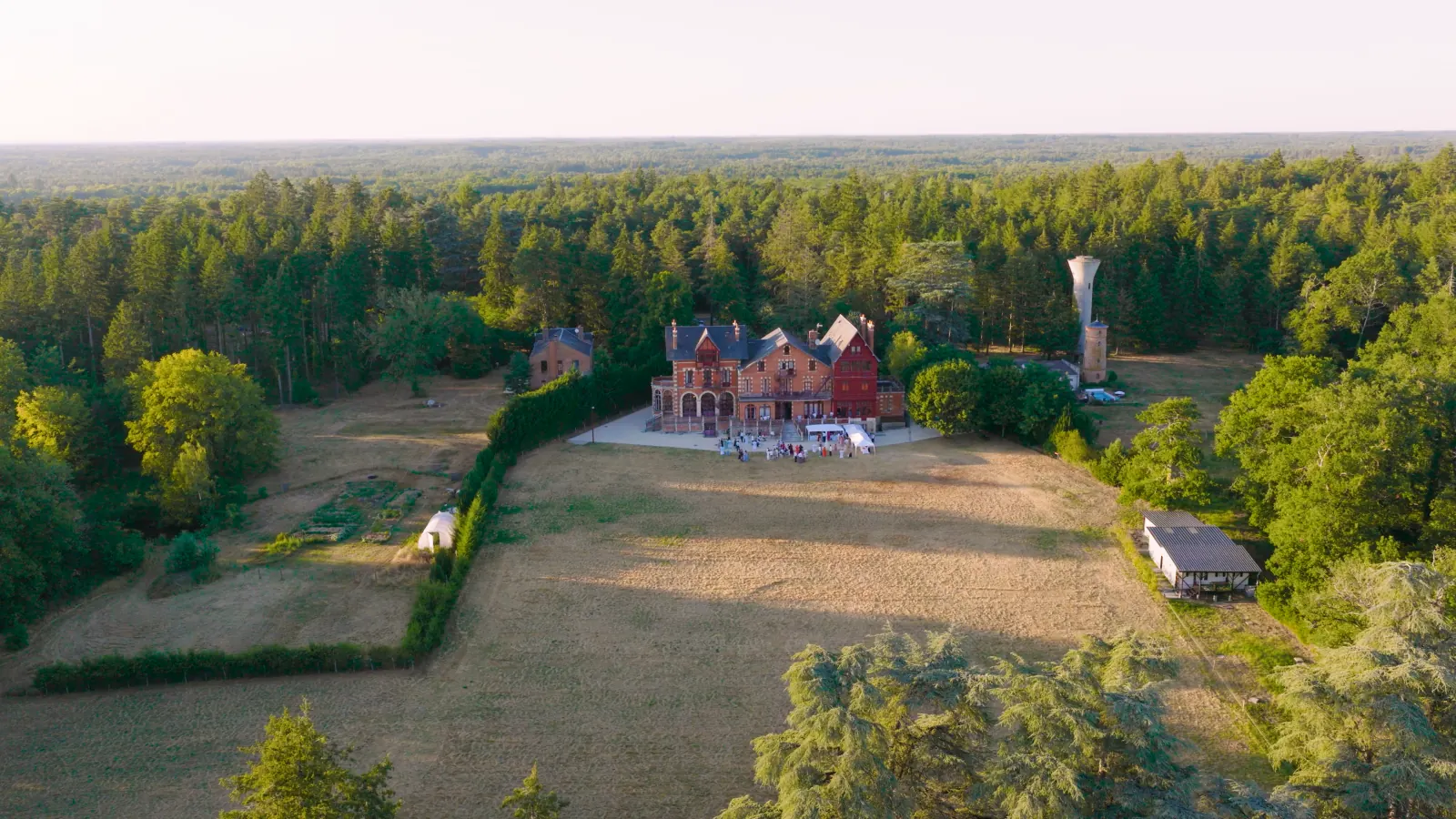 La Luzière : le château et son parc vus du ciel, au milieu des forêts de Sologne