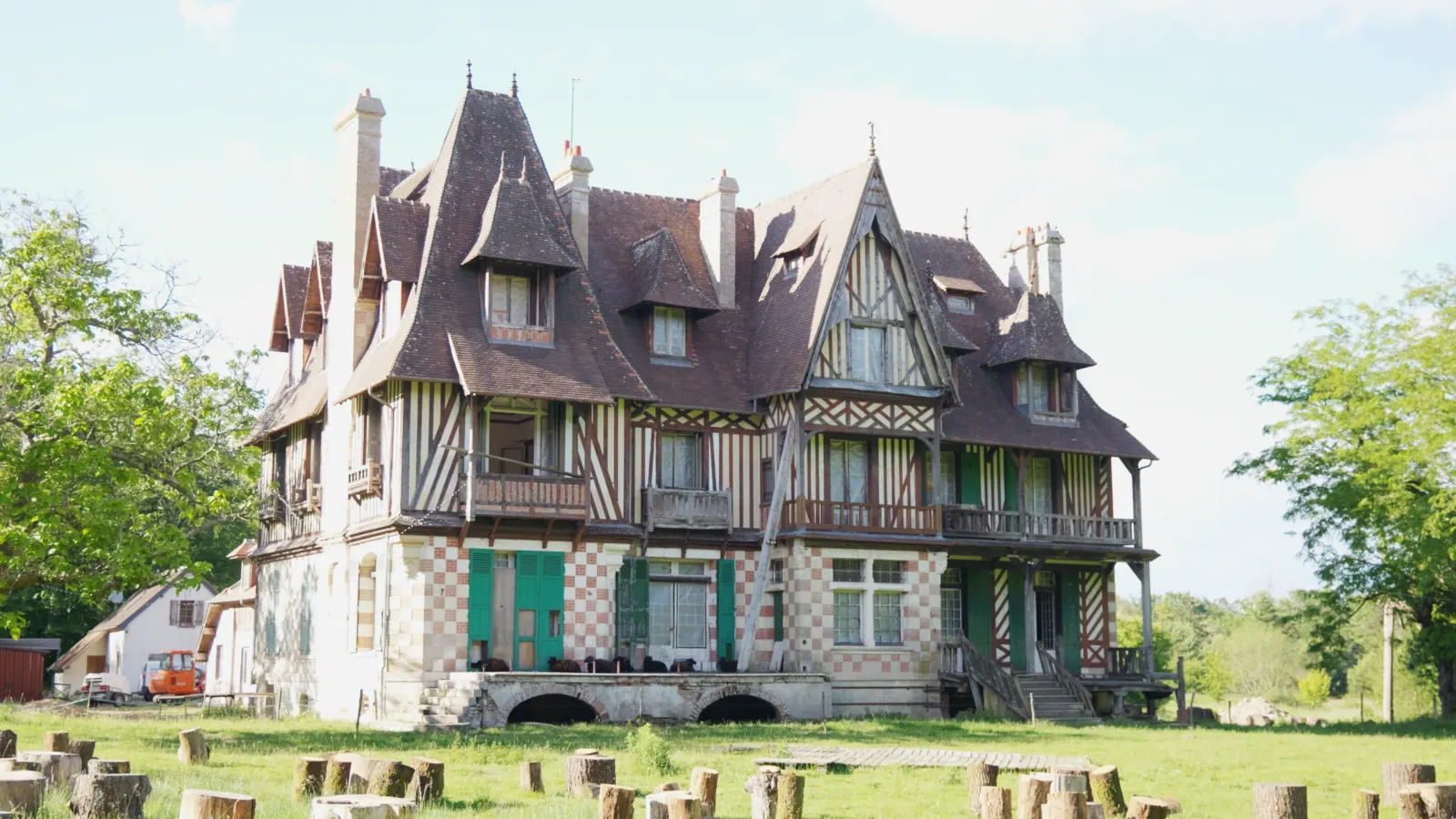 La Papinière : la façade à colombages en plein jour