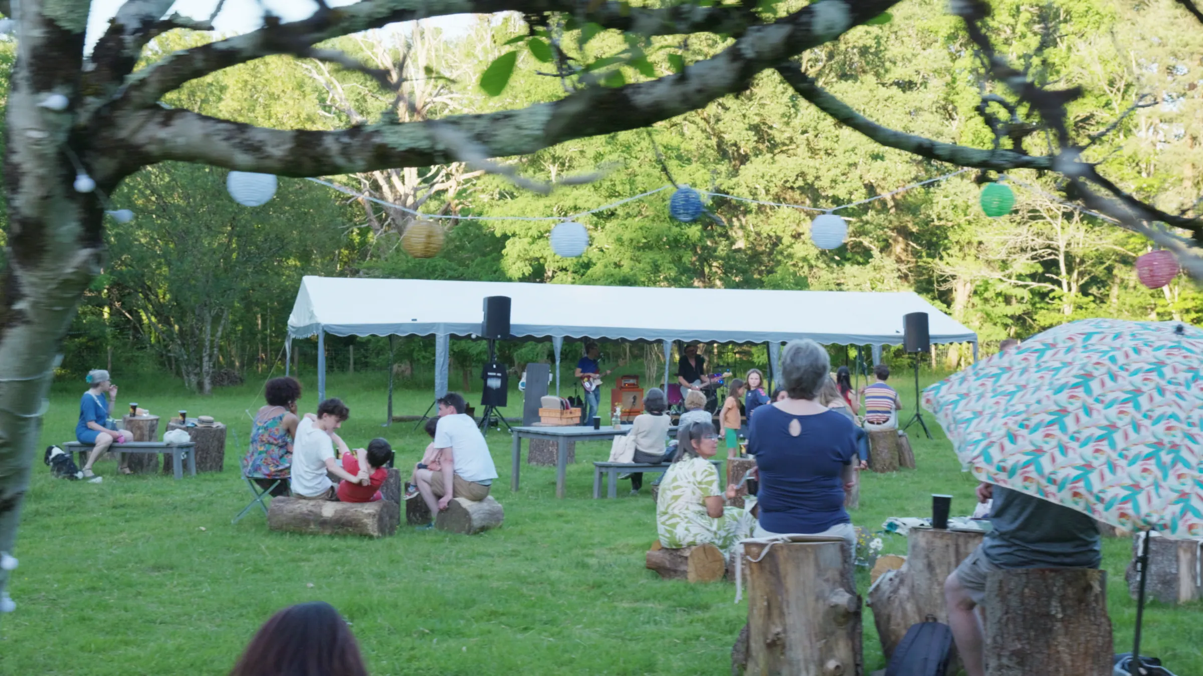 La Guinguette 2026 : le public sous les arbres et les lampions