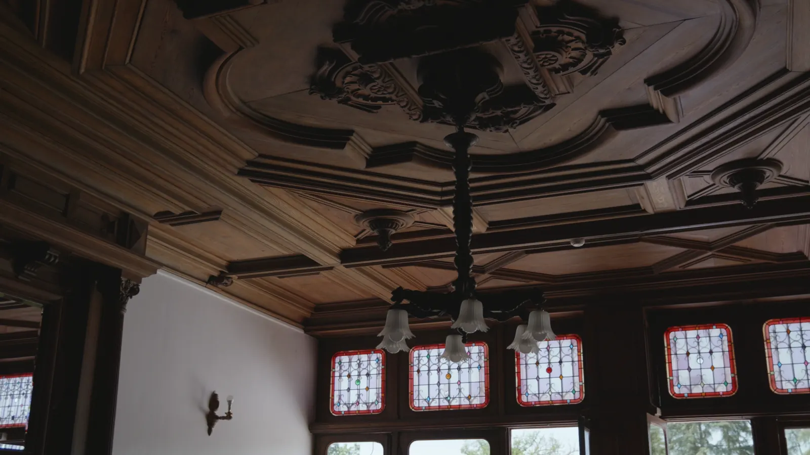 Plafond à caissons en bois, lustre et vitraux d'époque