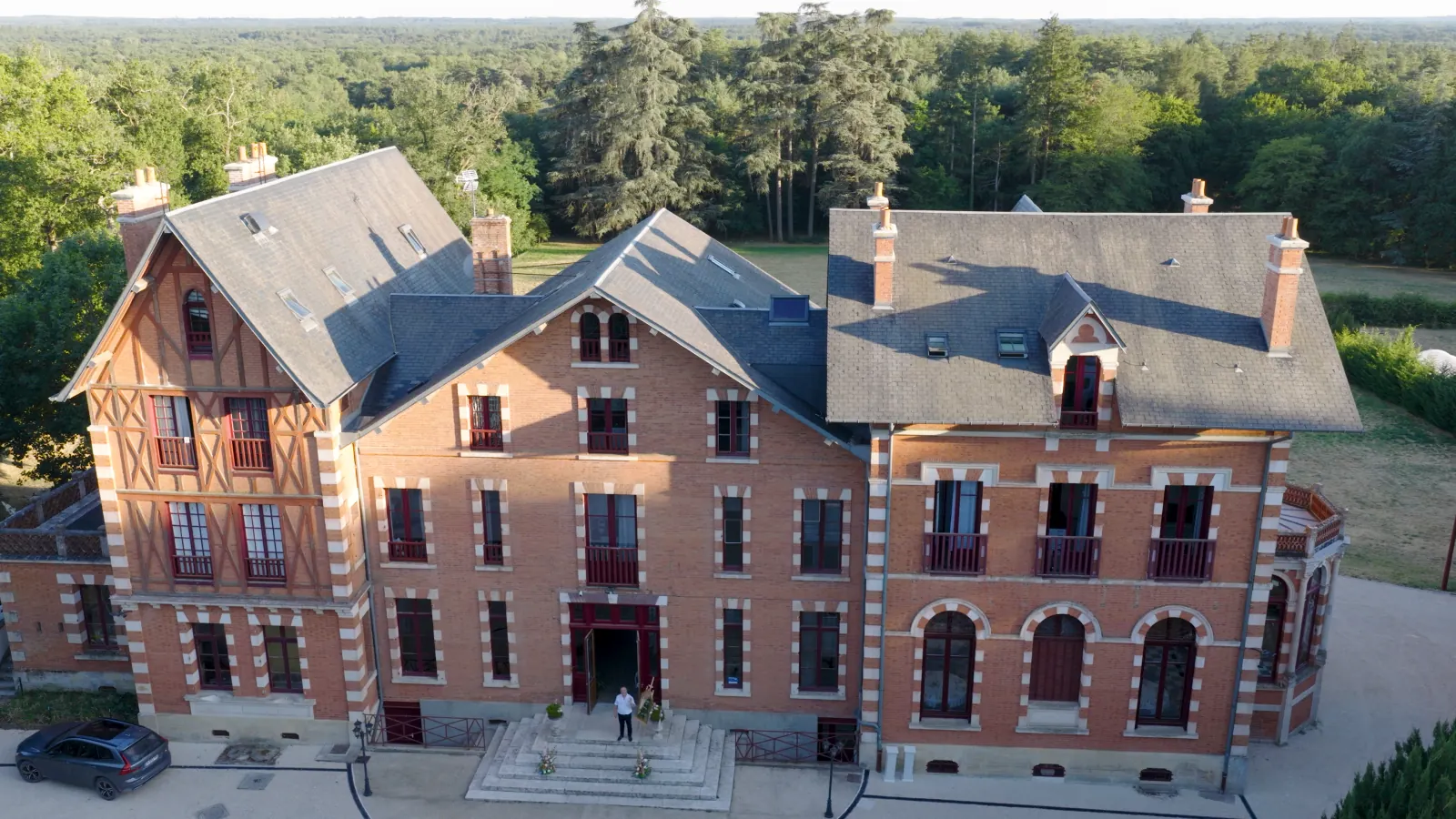 La façade d'entrée du château de La Luzière