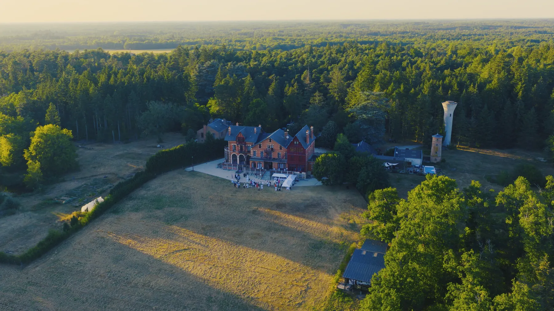 Vue aérienne du château de La Luzière au milieu des forêts de Sologne