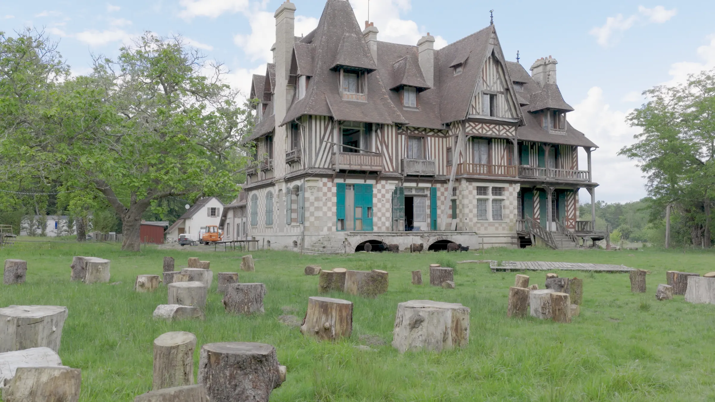 La Papinière : la façade à colombages et sa prairie