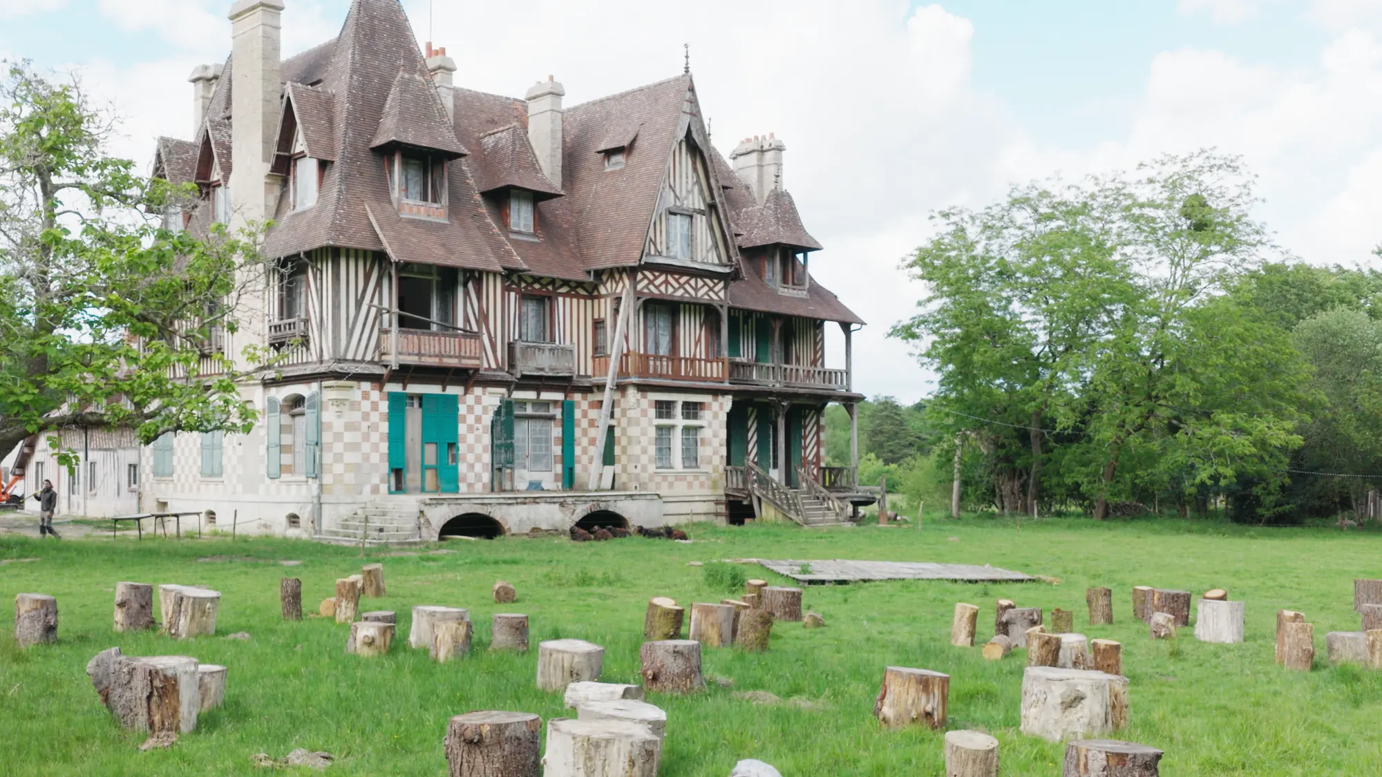 Le manoir à colombages de La Papinière et sa prairie